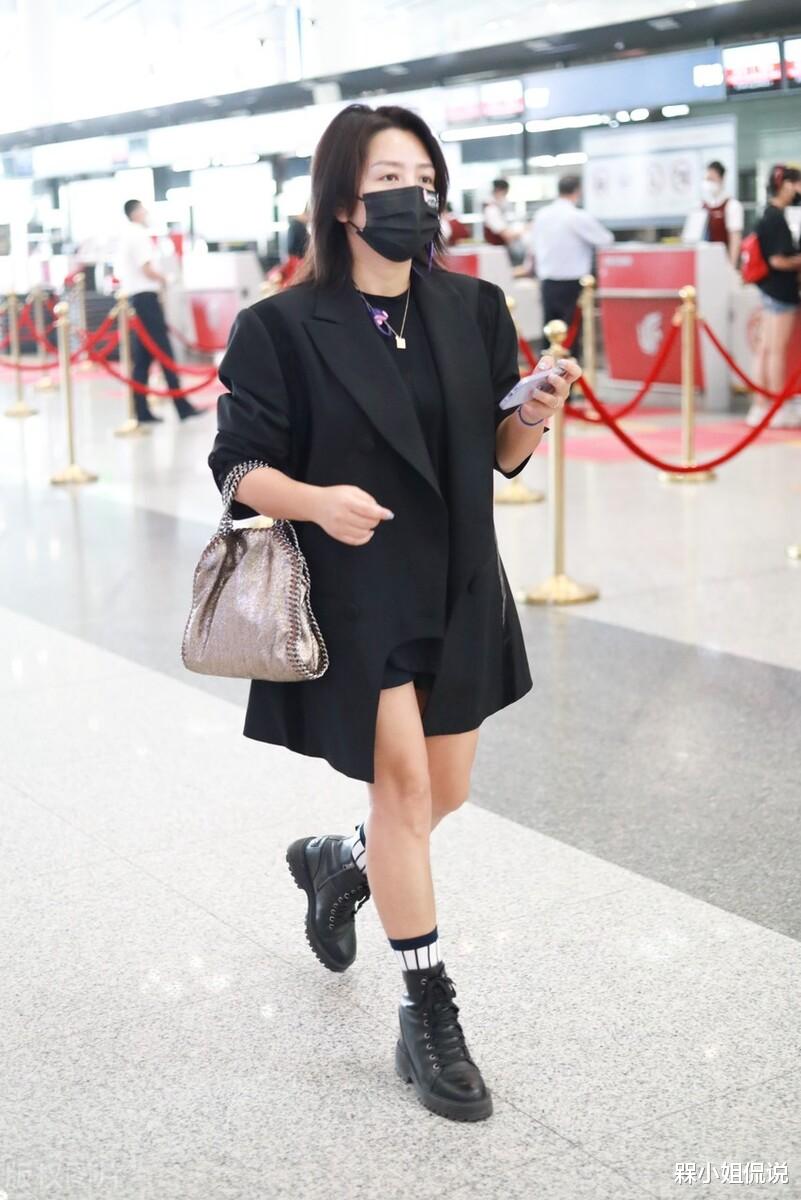 穿衣搭配|何洁真不容易，生完三胎努力减肥又失败了，双腿粗壮仍爱下衣失踪