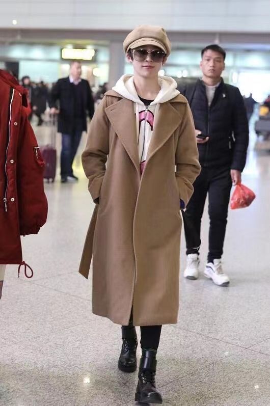 闲鱼有话说 吴京老婆不走阔太路线，一件驼色大衣反复穿，搭配卫衣气质挺高级