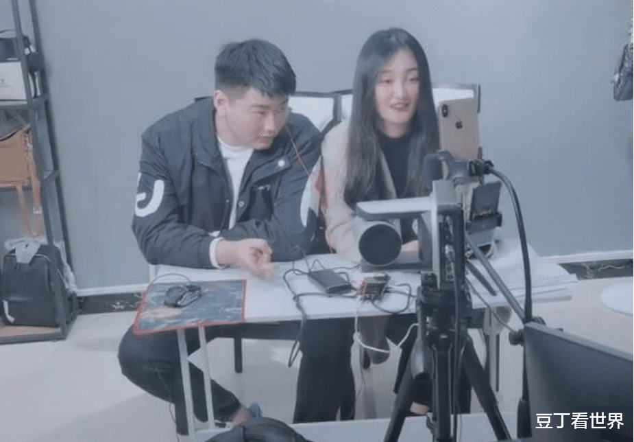 朱单伟|大衣哥儿媳和帅主播直播，朱单伟坐身后成摆设，真面目终于曝光！