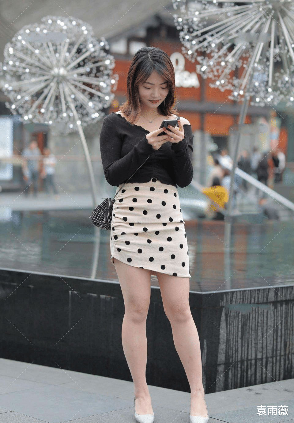 穿衣搭配|V领衫搭配半身裙，成熟而可爱，小巧的设计服装显得很特别