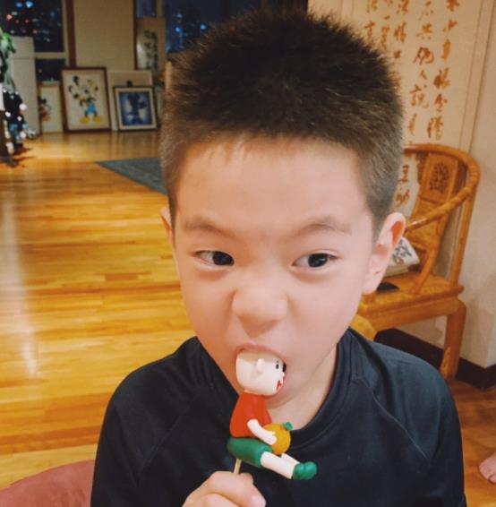 钟镇涛|杜江一家逛街被偶遇，嗯哼圆脸变尖脸，霍思燕牵的女孩大长腿抢镜