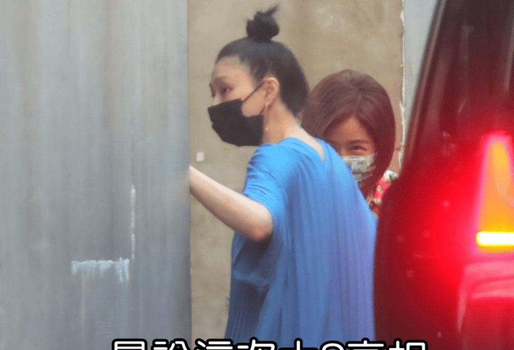 美搭刊报|大S闹离婚后首露面，丸子头小蓝裙甜美似少女，网友：瘦了真好看