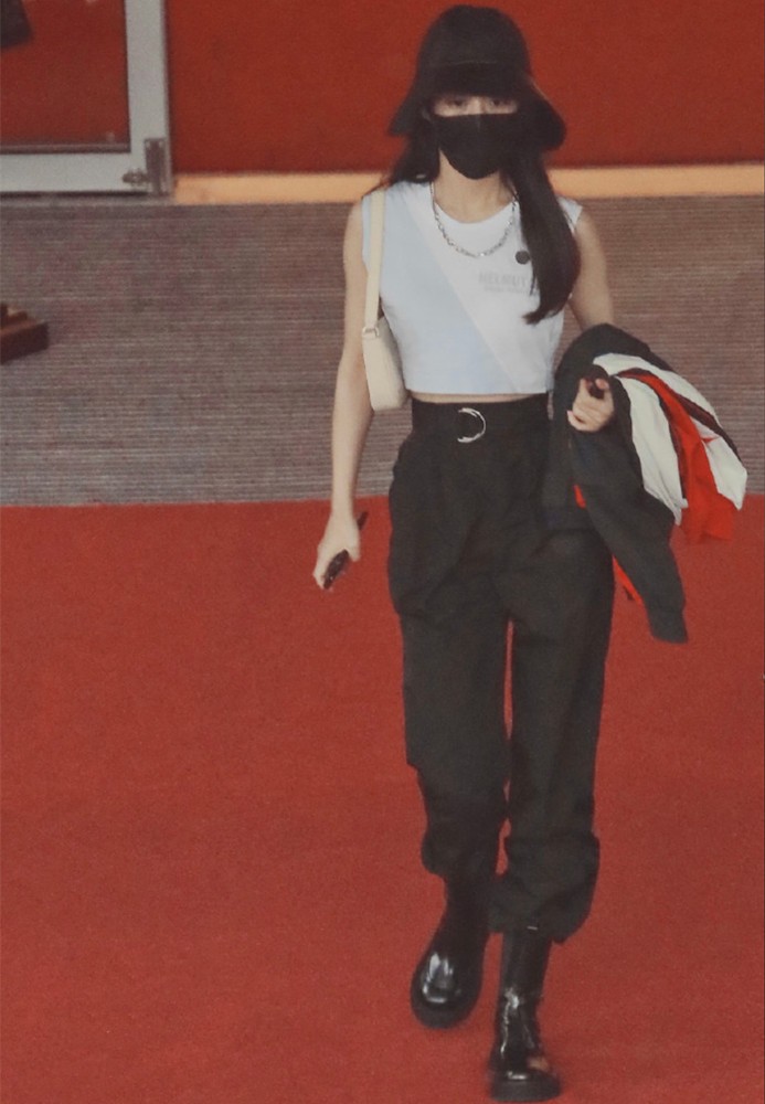 猫姐穿搭经|包贝尔老婆不避嫌,领着女儿出门穿T恤还要露腰,但好身材真惹眼