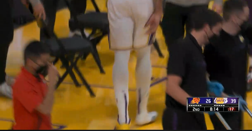 安东尼·戴维斯|浓眉扔鞋太职业!詹皇心系球队:多次找浓眉沟通+回更衣室时扭头等小弟