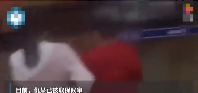 江苏苏州,老人8秒2次暴力强拽婴儿金手镯,只为回家给自己孙子戴