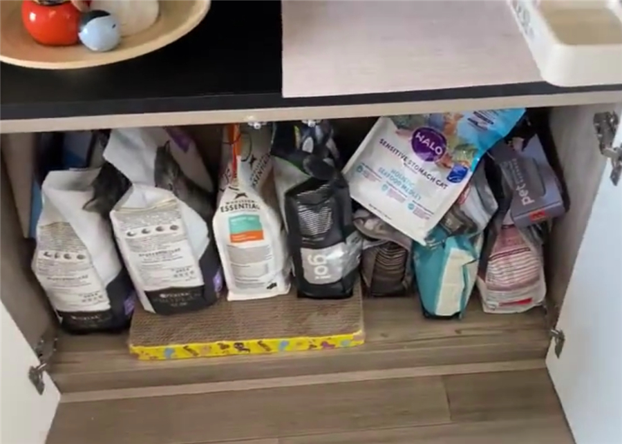 老年小妙招|入住一年的家活像个样板间？这位小哥的家，收纳秘诀全在电视墙