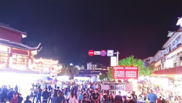 阳朔 小长假第一夜，桂林阳朔西街沸腾了，老外还不少