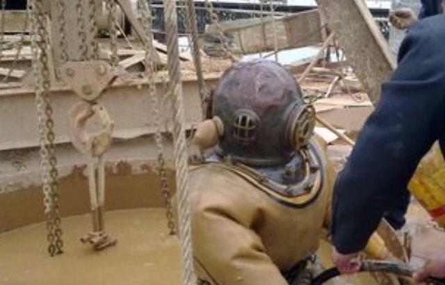 工地 为什么工地打桩机钻头掉了要找“水鬼”打捞，而不直接抽水？