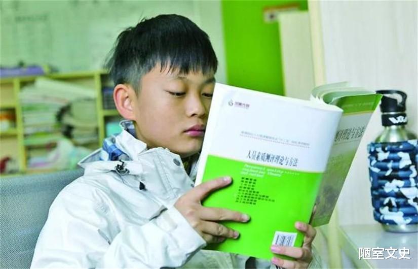 裸跑弟|“裸跑弟”出生被判脑瘫，鹰式教育下，5岁开飞机，11岁大学毕业