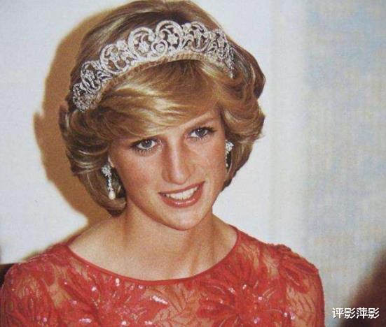 戴安娜王妃|梅根女儿莉莉贝彩照，只肯露侧面却看不清五官，故作神秘引发争议