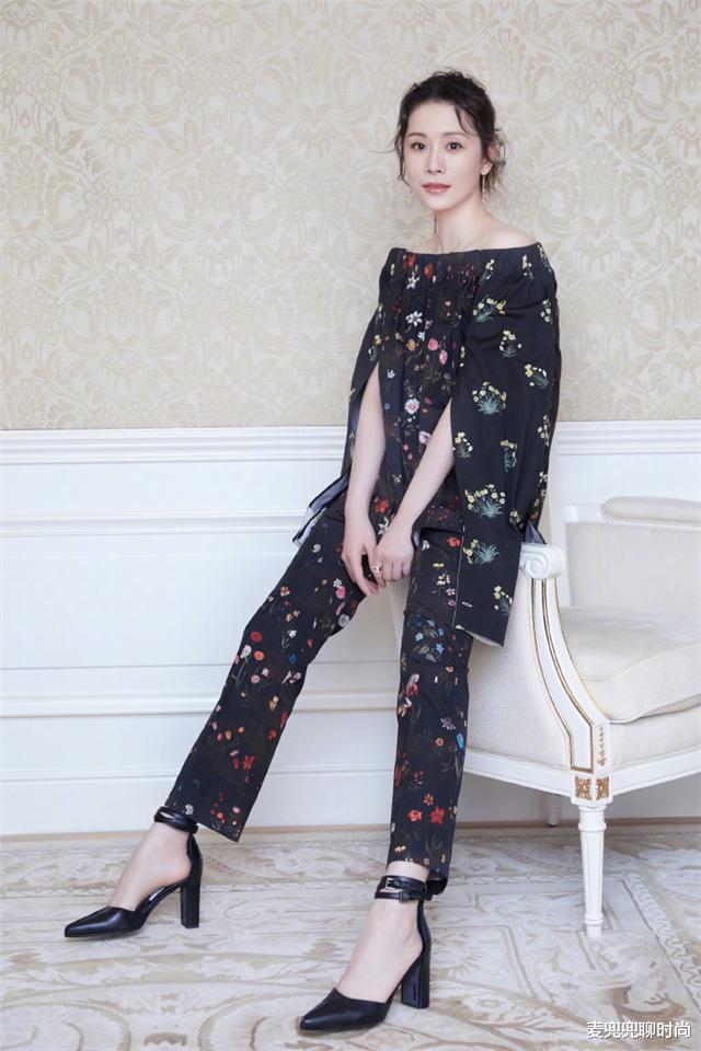 麦兜兜聊时尚|别再穿运动裤了，显土！4、50岁女人都流行这样穿，优雅又时髦