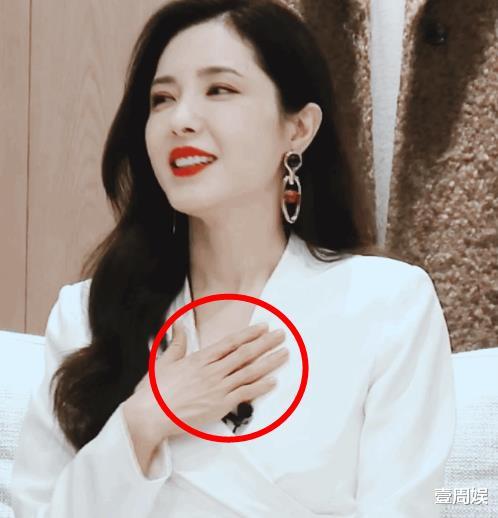 曾黎|45岁曾黎现身活动捞金，一只手捂着胸口，原因太过真实了！