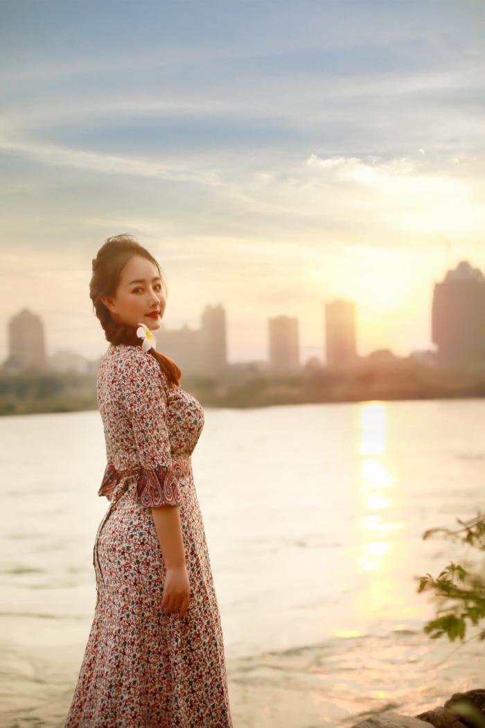 毛不易|落日余晖，光芒万丈，美人袭一身碎花长裙与霞光比美！