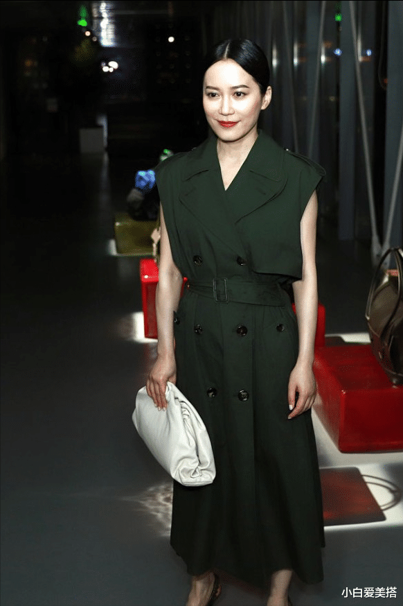 小白爱美搭|俞飞鸿堪称冻龄美人，虽然已经50岁了，气质却依旧优雅至极