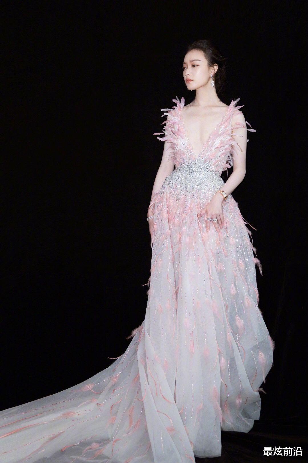 李光洁|倪妮不愧是美女级别的,穿羽毛裙露出雪白肌肤,“蚂蚁腰”太吸睛