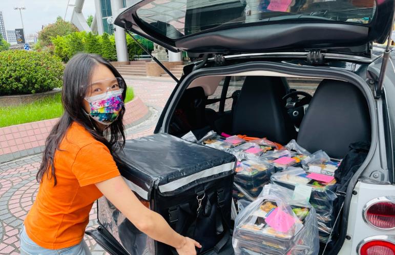 张本渝|“童年女神”张本渝当外卖员，穿工作服熟练打包盒饭，画面太辛酸