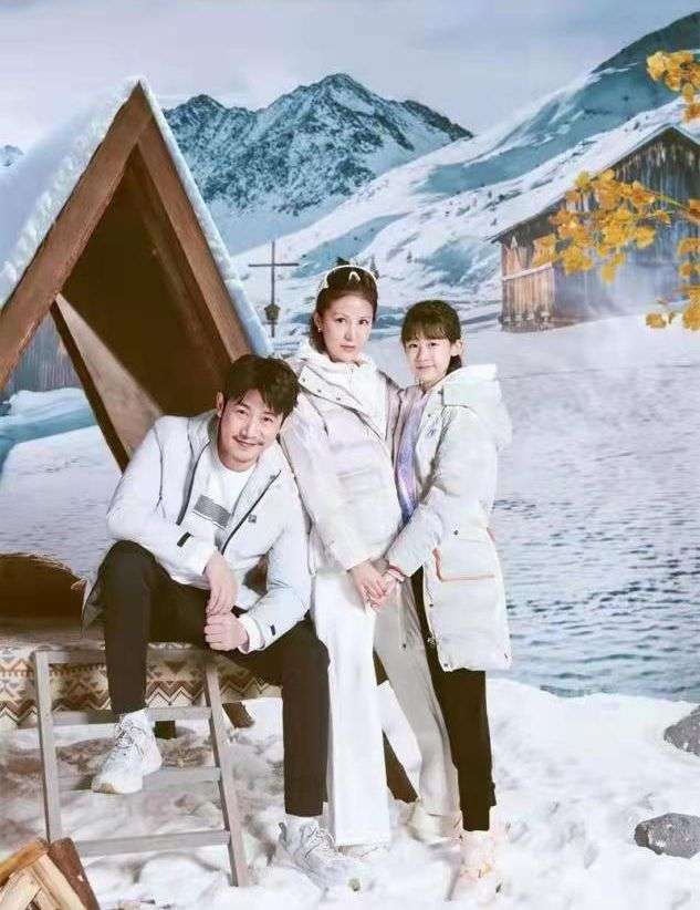 闲鱼有话说 陆毅一家拍大片,穿得臃肿也遮不住大长腿,俩闺女穿同款像双胞胎