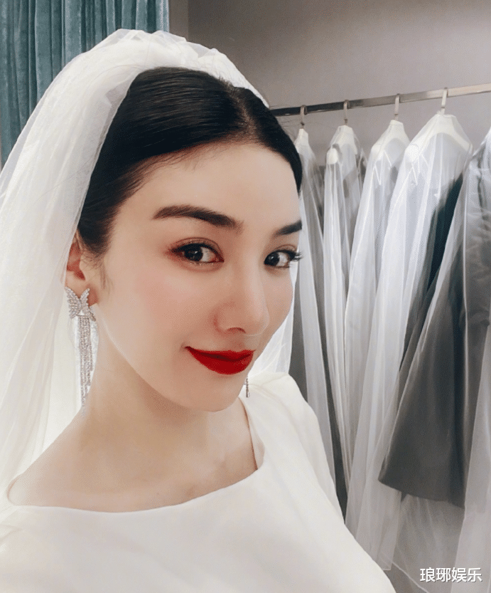 黄奕|43岁黄奕晒出婚纱照，身形纤细好年轻，这皮肤状态丝毫不显老