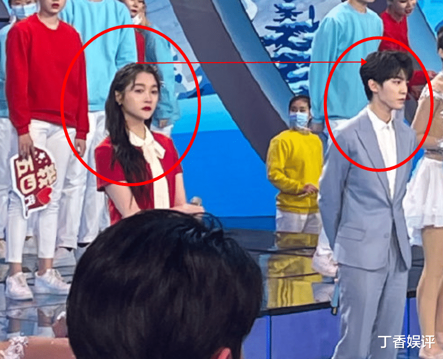 王俊凯|王俊凯关晓彤同台，两人身高差却成焦点，官方身高有无说谎很显然