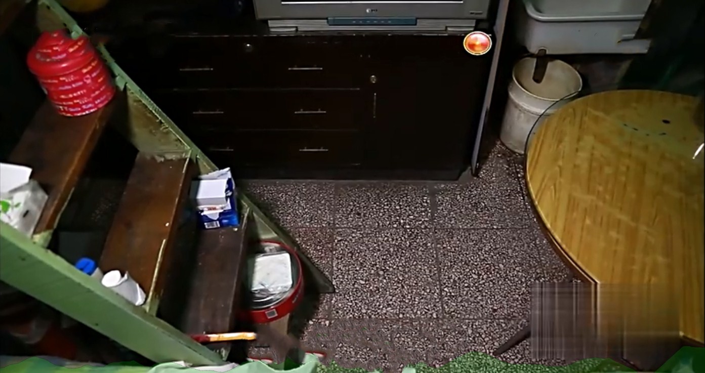 重庆|两对夫妻挤18㎡棺材房，隐私全靠一块布帘，毫无夫妻生活可言