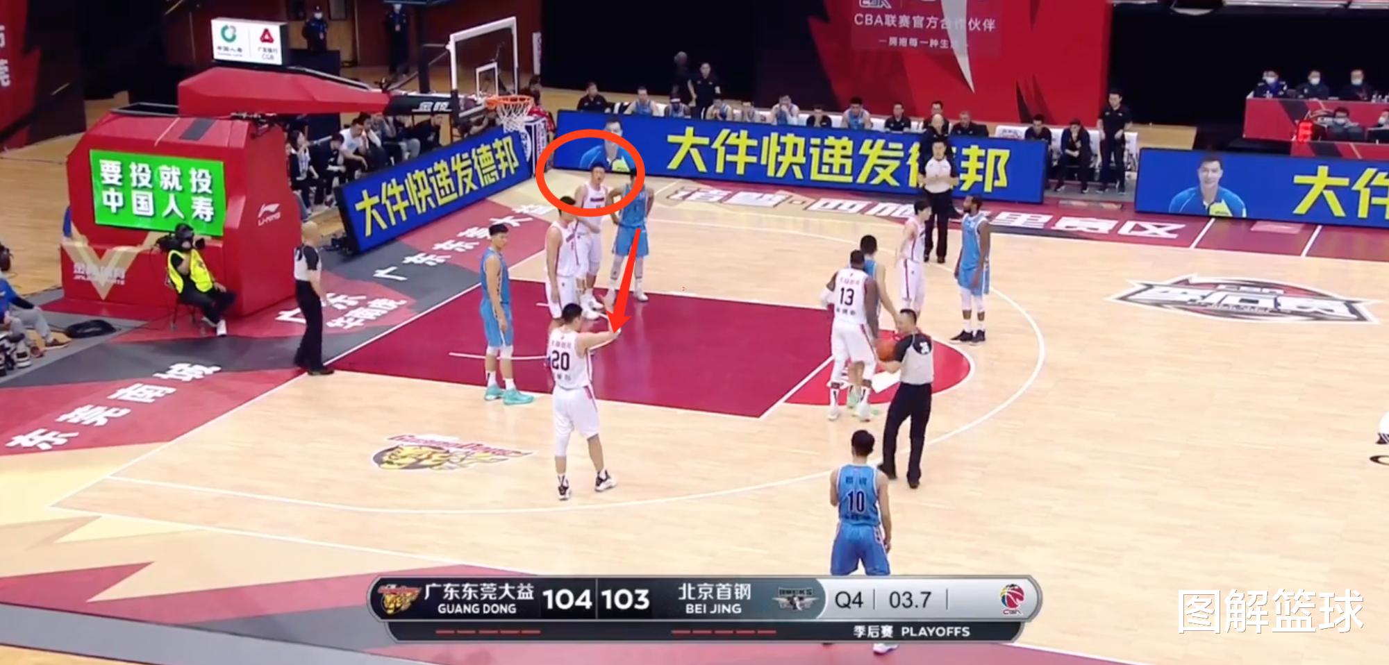 索尼·威姆斯|剩13秒落后4分, 科尔看到库里一瘸一拐后摇手示意库里放弃比赛