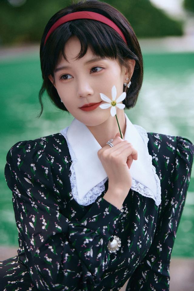 发型 李一桐扮80年代女生,穿印花裙配短发温婉动人,好有年代感