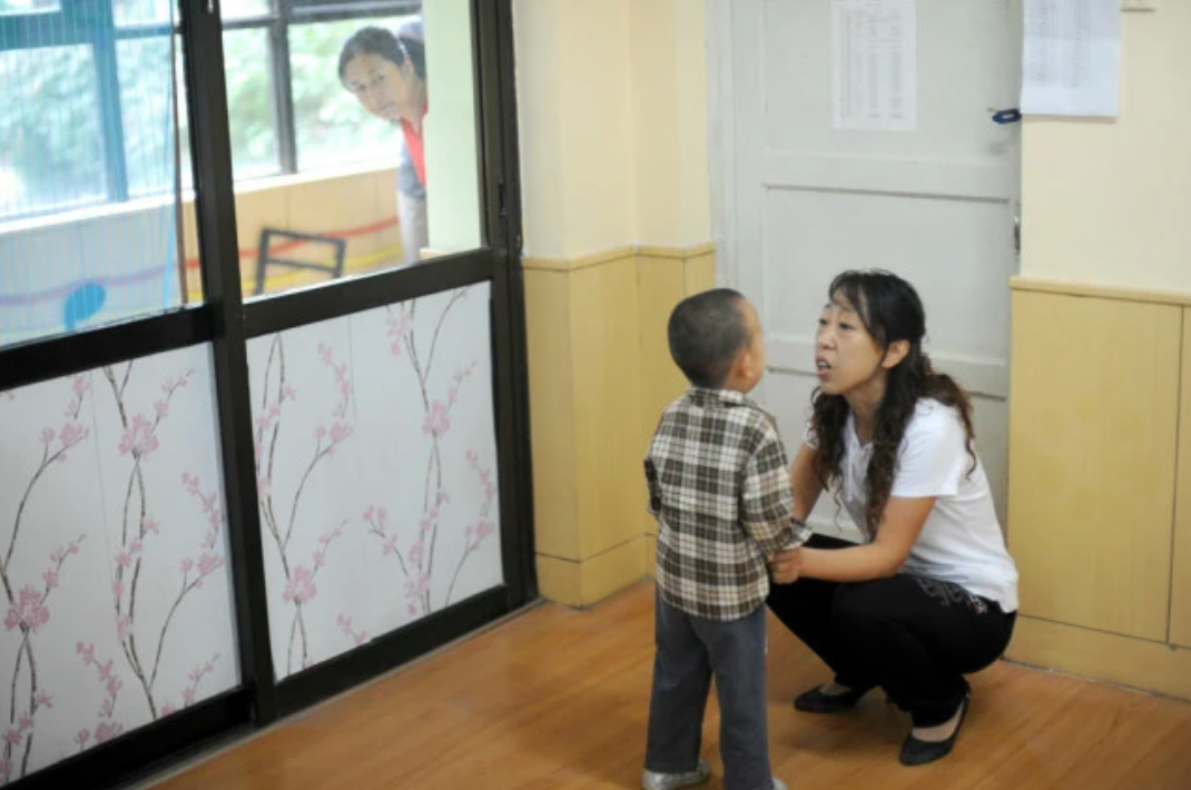 歪妈亲子故事|宝宝午睡时口袋掉出的“玩具”，让老师感到屈辱，园长：转学吧