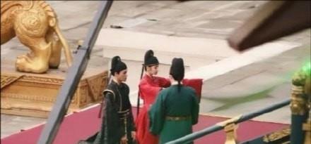 时尚百搭说|龚俊吐槽《安乐传》代拍猖狂:提前跑到棚里藏在假山里,挖洞进去