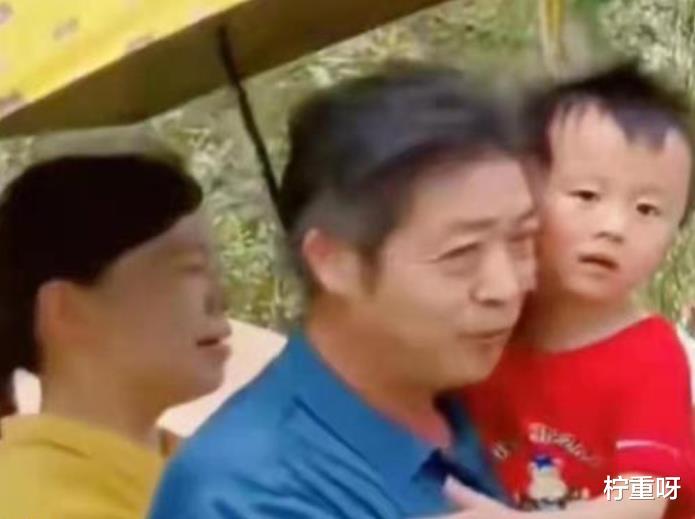 姚策 姚爸换了新发型，剪短发后发根苍白明显，对姚策可谓仁至义尽