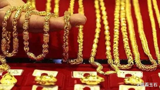 隐翅虫 大妈戴着铂金项链泡温泉，不料变色了，大妈直呼：拿个假的来骗我