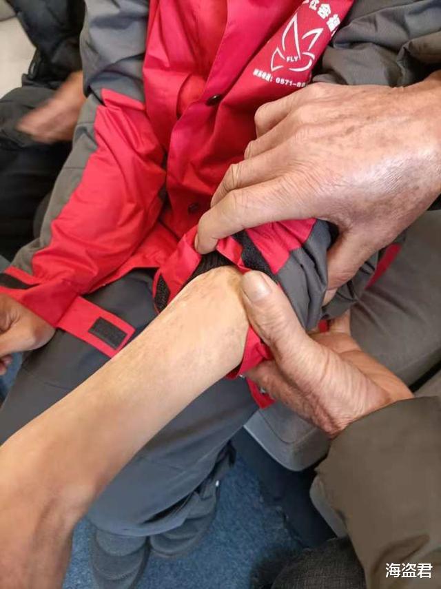 海盗君 浙江一夫妇大年三十找到失踪14年儿子,妈妈痛哭:我以为你已经死了