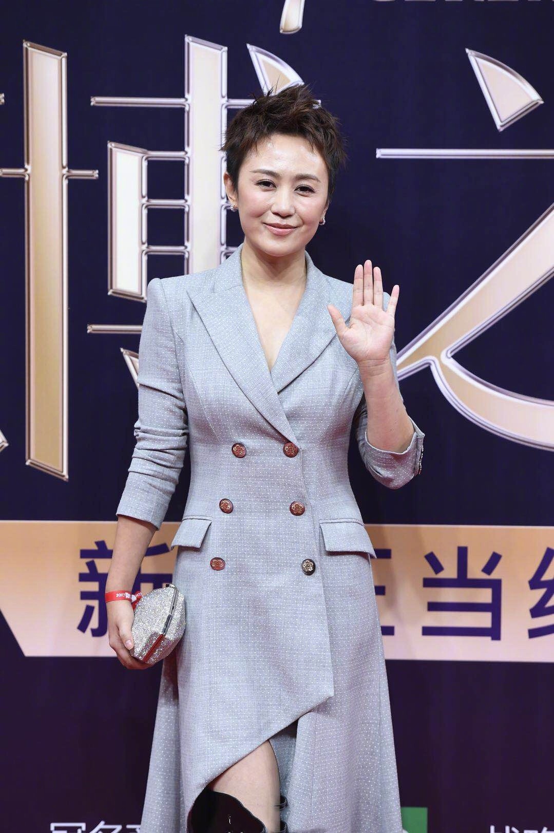 郭麒麟|马丽不再扮“男人婆”，光腿穿西装裙走红毯，短发也挺有女人味的