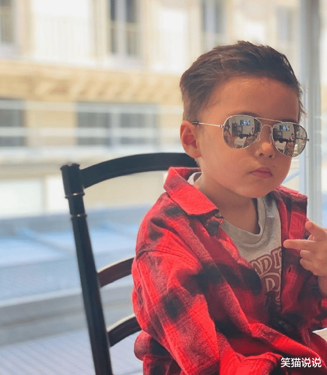 徐冬冬|周杰伦晒儿子怼脸照片，罗密欧神态酒窝与其父如出一辙，网友评像在看周董幼时照！