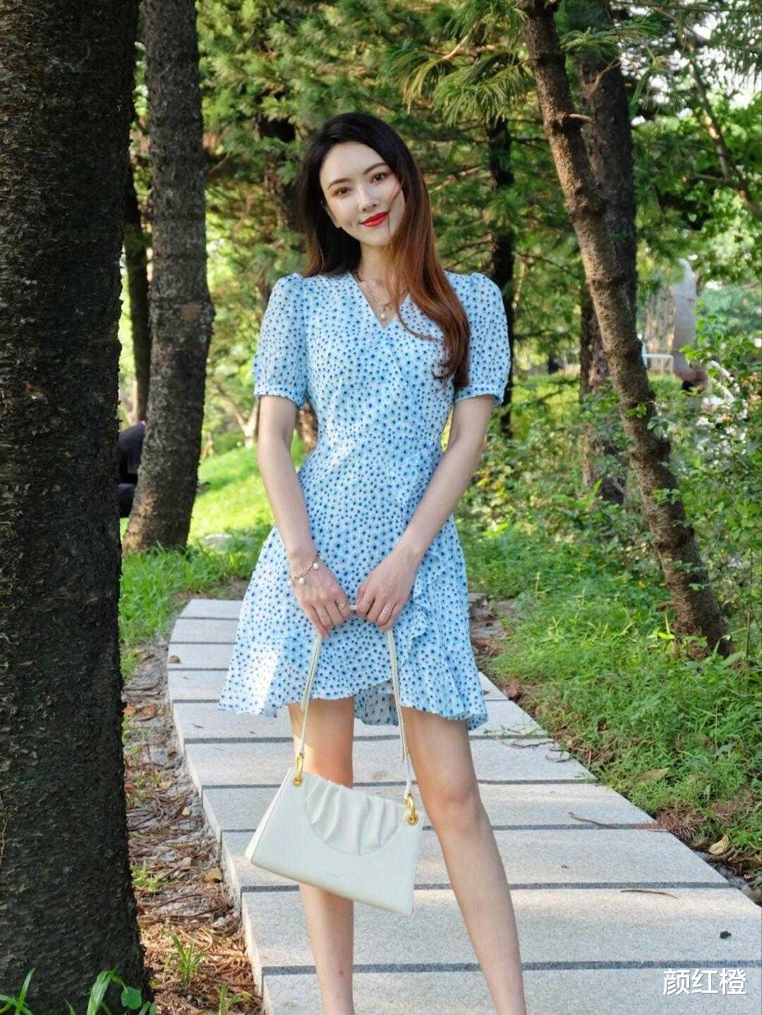 颜红橙|秋天如何穿好“碎花裙”?这几个思路值得借鉴,温柔优雅又减龄