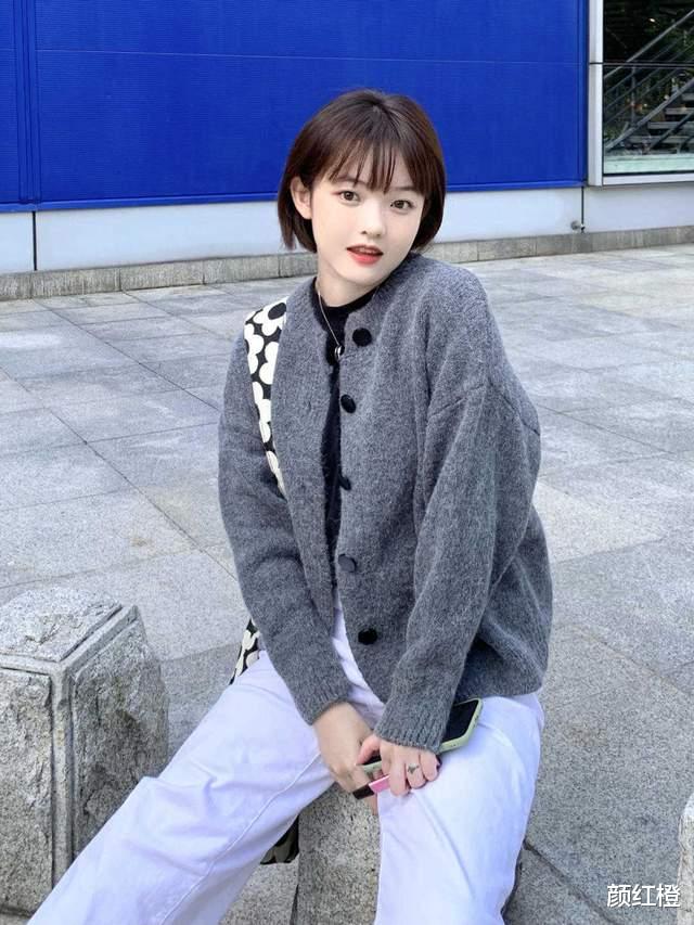 颜红橙|秋季怎么穿出高级感？毛衣外套搭配牛仔半裙减龄俏皮，保暖舒适