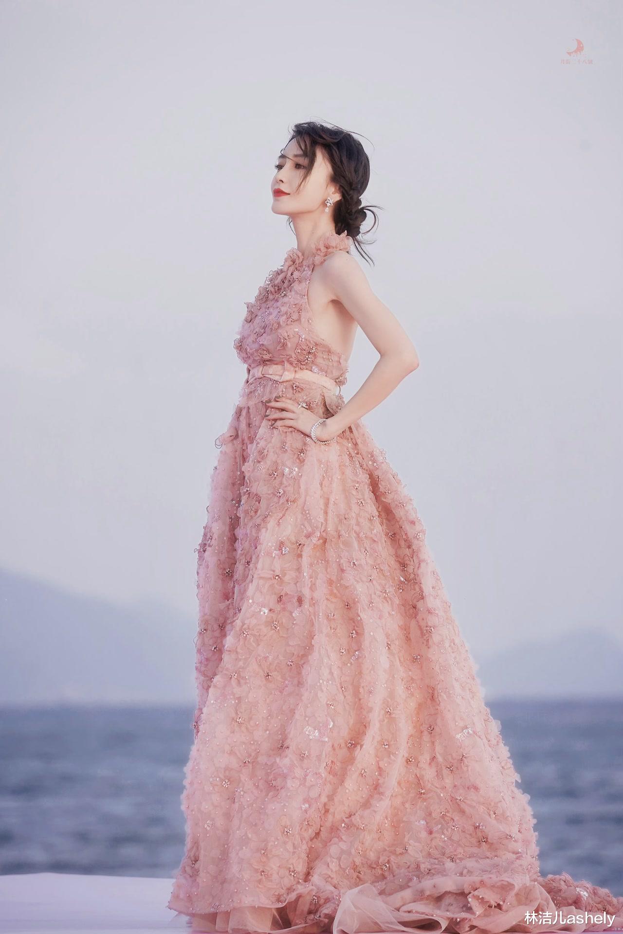 马甲线|Angelababy晒吃宵夜对比图,体重只有44.9kg,马甲线更是让人羡慕