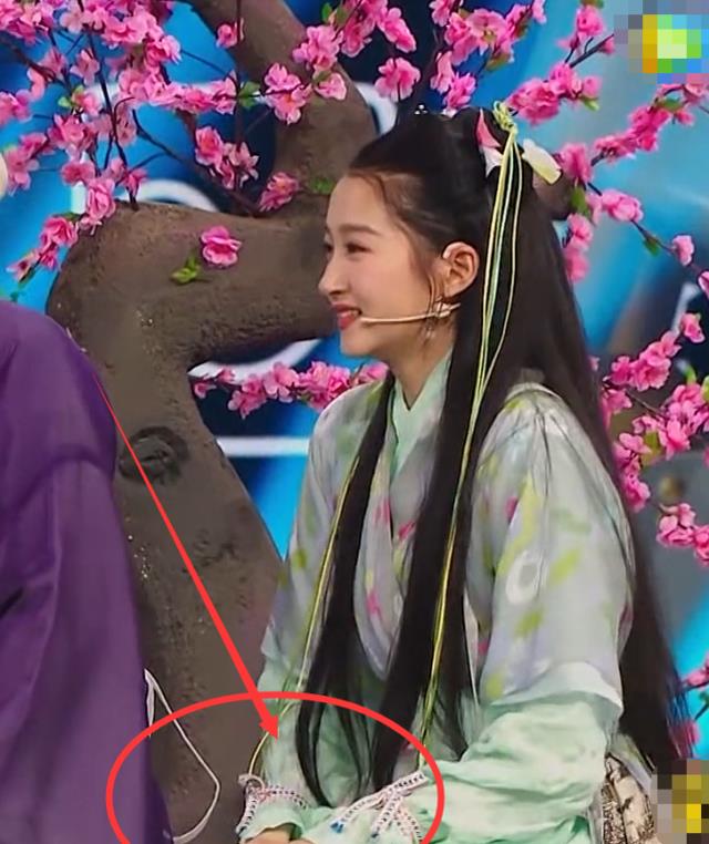 关晓彤|关晓彤尝试仙侠装，坐下时的坐姿成全场焦点，是对古人最大的尊重