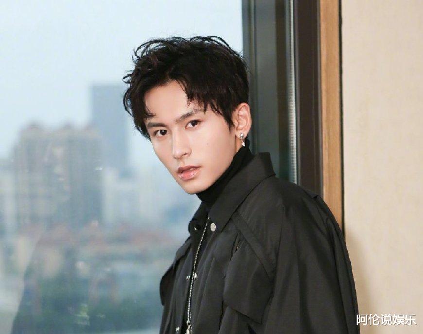 张哲瀚|出道12年的张哲瀚,短短四个月就跌下神坛,一切都是情理之中