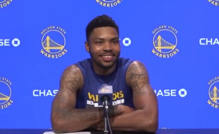 莫尔|库里躺枪！贝兹莫尔反喷比尔：你开不起玩笑，我要回家陪媳妇没空理你！