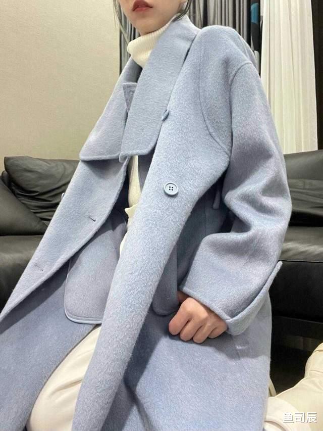 鱼司辰 不止黑白灰经典，今冬更流行雾霾蓝大衣，时髦又百搭，太经典了