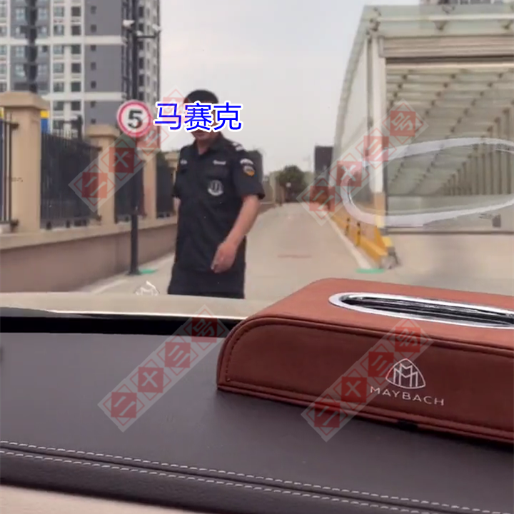 保安|陕西一男子开迈巴赫到公租房取东西被拒，保安：十万以上的车不能进