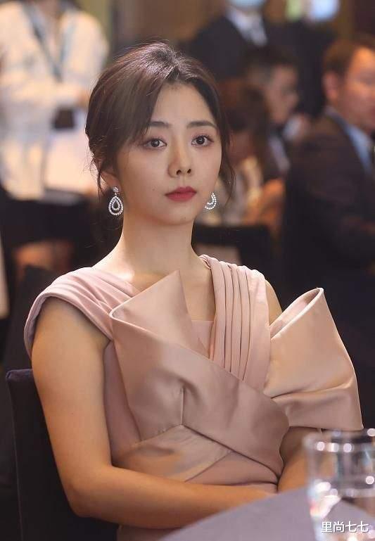 爱上特种兵|白玉兰酒会，童瑶脖颈前倾得厉害，谭松韵成熟，热扎依萝卜腿抢镜