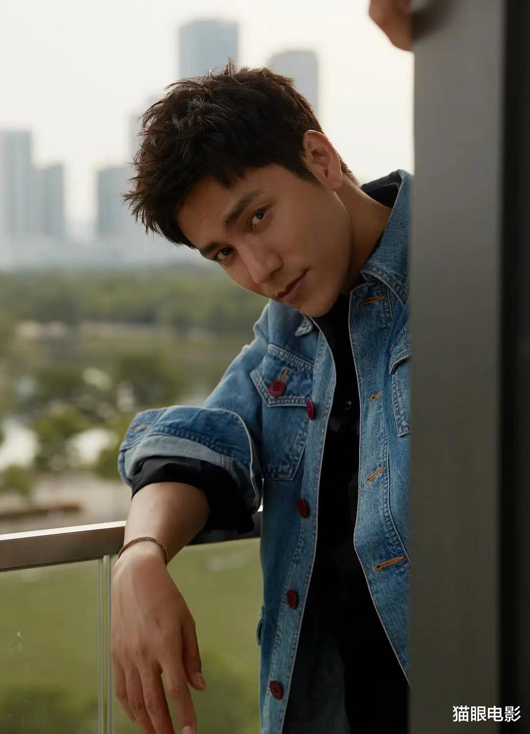 |45岁陈坤依旧20岁面容！新剧开播就被下属暴打，眼角渗血让人心疼