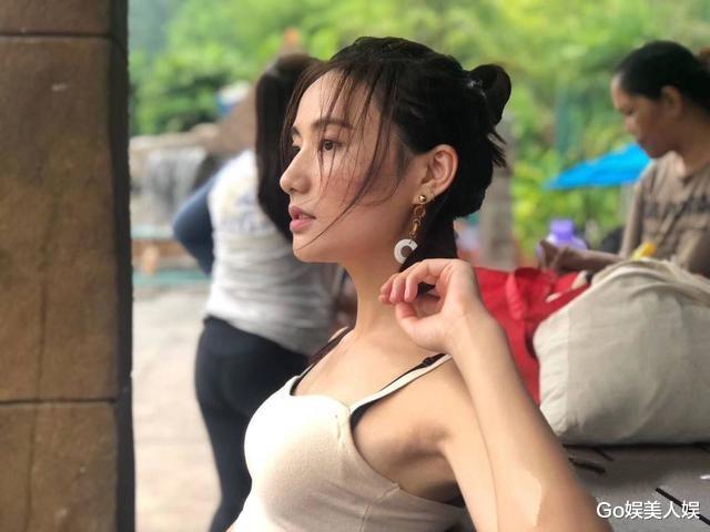 李亚鹏|李亚鹏携小女友现身，“准后妈”与李嫣相处融洽，主动拿包献殷勤