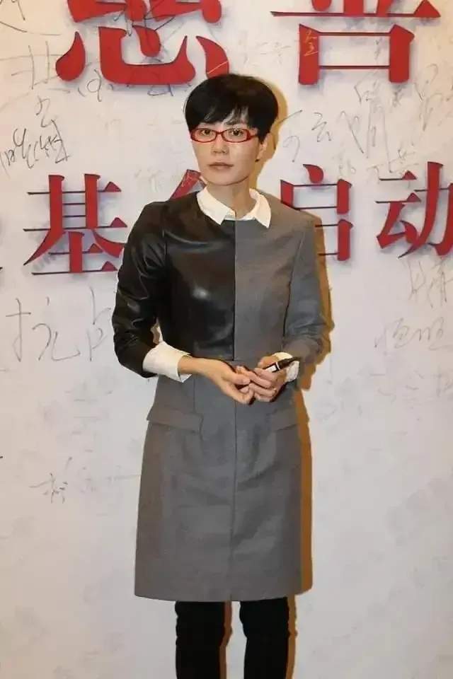 王菲 王菲剪短发气质秒变大妈 网友:不如以往任何一个发型好看