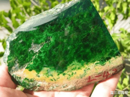 翡翠|同一块翡翠料，有人切出几万的货，有人却只切出几千的货，为啥？