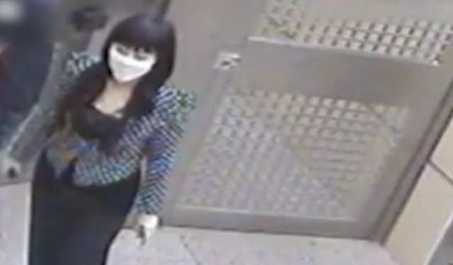 55岁阿姨装少妇,贪图美色与年轻男人恋爱,被捕时她说:太丢人了