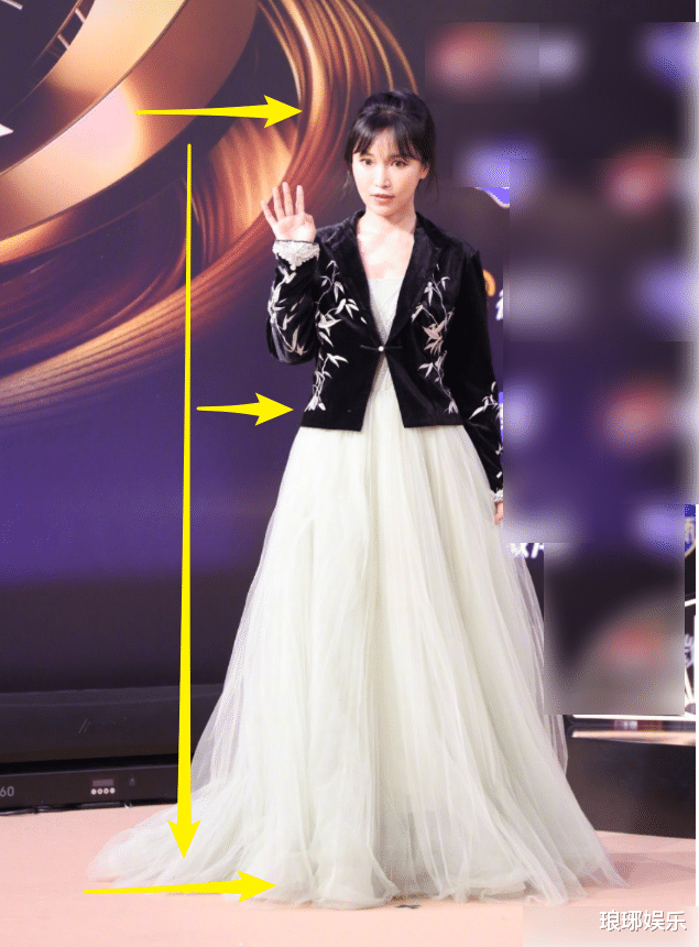 李子柒|李子柒现实中长相如何？和众女星上台站一起，真实颜值如何很显然