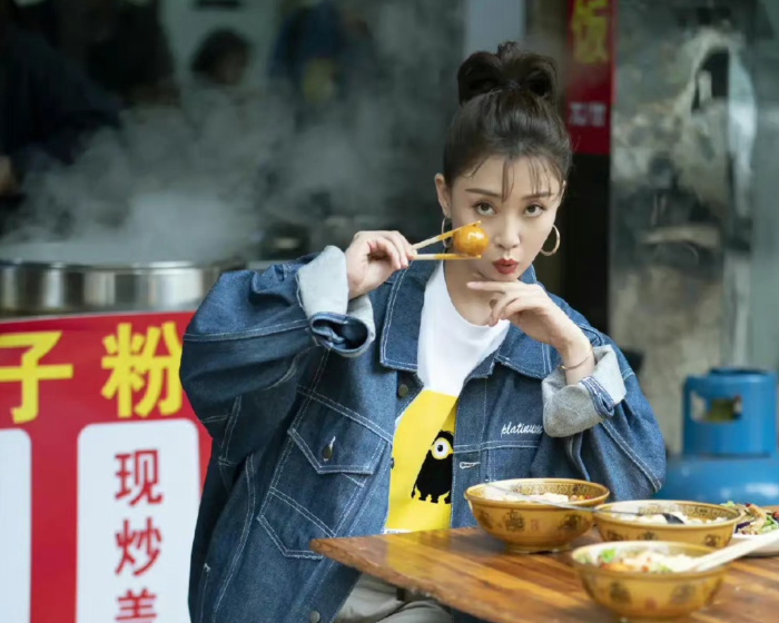 殷桃|殷桃在路边摊摆拍,完全看不出岁月的痕迹,模样变得让人不敢认