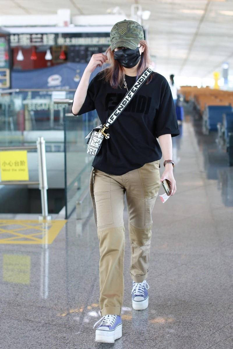 混搭时尚Anna|刘嘉玲晒黄山游客照,穿白T工装裤休闲简约,脚踩胶底鞋复古摩登